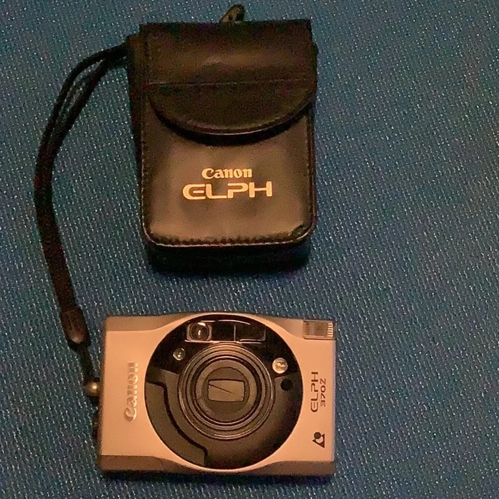 Canon ELPH 370Z Black and Silver Camera